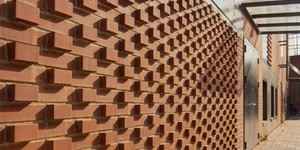 3D кладка фасада из полнотелого кирпича ЛСР Темно-красный Гладкий (1)