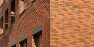 Как выглядит кладка из клинкерного кирпича ЛСР Красный флэш Ноттингем гладкий (2)
