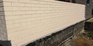 Кирпич облицовочный ЛСР Белый гладкий в сочетании с черным - фото фасада дома (3)