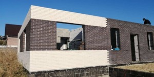 Кирпич облицовочный ЛСР Белый гладкий в сочетании с черным - фото фасада дома (7)
