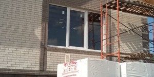 Кирпич облицовочный ЛСР Белый рустик - фото готового дома (2)