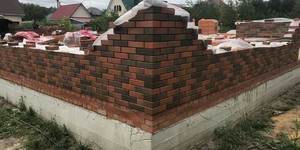 Кирпич облицовочный ЛСР Красный Флэшинг процесс кладки фасада (2)
