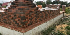 Кирпич облицовочный ЛСР Красный Флэшинг процесс кладки фасада (5)