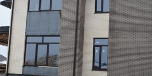 Кирпич облицовочный ЛСР, серый, гладкий, 1НФ посмотреть на фасаде фото (1)