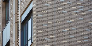 Клинкерный кирпич ЛСР Стокгольм гладкий сочетание кирпичей разных оттенков на фасаде (3)