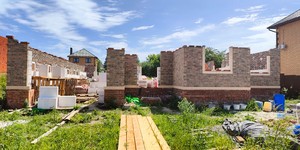 Отделка фасада кирпичом ЛСР Красный флеш ультра с пепельной посыпкой в Курске (1)
