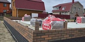 Фасад из кирпича ЛСР Светло коричневый флеш руст и цоколь из черного матового кирпича Рейкьявик в Курске (2)