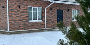Фото кладки фасада дома из кирпича красный флэш 1NF бренда ЛСР (1)