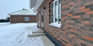 Фото кладки фасада дома из кирпича красный флэш 1NF бренда ЛСР (2)