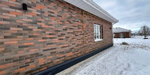Фото кладки фасада дома из кирпича красный флэш 1NF бренда ЛСР (3)