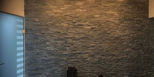 3D мозаика из камня на стену RKS SLATE Кварцит Monsoon Black Rockface фото результата в интерьере (8)