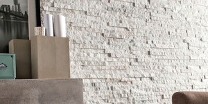 Каменная стена в интерьере фото 3D панели RKS SLATE Кварцит White Quartz Classic купить камень для стен с доставкой (11)