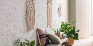 Каменная стена в интерьере фото 3D панели RKS SLATE Кварцит White Quartz Classic купить камень для стен с доставкой (18)
