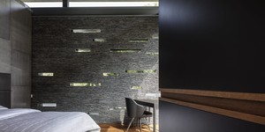Объемный длинный камень в интерьере фото 3D панели RKS SLATE Сланец Black Waterfall Rockface (3)