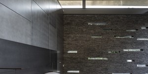 Объемный длинный камень в интерьере фото 3D панели RKS SLATE Сланец Black Waterfall Rockface (5)