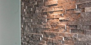 Отделка стены 3D панелью из натурального камня Кварцит Black Quartz Classic от бренда RKS SLATE акцентная стена в интерьере, гостиной, офисе (1)