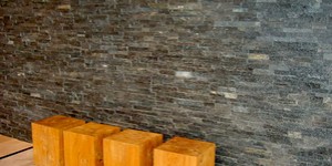 Отделка стены 3D панелью из натурального камня Кварцит Black Quartz Classic от бренда RKS SLATE акцентная стена в интерьере, гостиной, офисе (2)