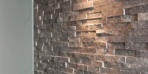Отделка стены 3D панелью из натурального камня Кварцит Black Quartz Classic от бренда RKS SLATE акцентная стена в интерьере, гостиной, офисе (5)