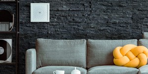 Отделка стены 3D панелью из натурального камня Кварцит Black Quartz Classic от бренда RKS SLATE акцентная стена в интерьере, гостиной, офисе (7)