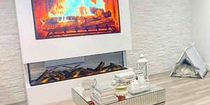 Стена из камня в гостиной 3D панели RKS SLATE Кварцит White Quartz Classic интерьерные решения