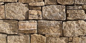 Стены из камня в интерьере фото идеи 3D панели RKS SLATE Кварцит Sesame Yellow Country (1)