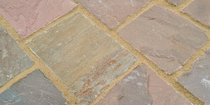 Настил во дворе из натуральной каменной плитки из песчаника RKS SLATE Belgian Multi фото объектов после монтажа (34)